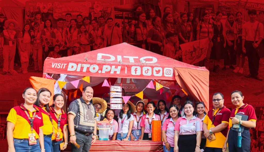 Univ opens organizational booths, features festive gimmicks